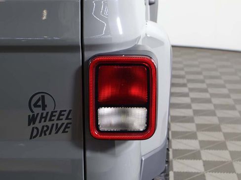 Used 2022 Jeep Gladiator Sport image 13