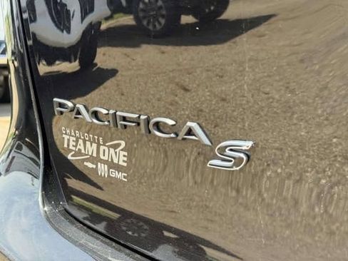Used 2025 Chrysler Pacifica Limited FWD image 7