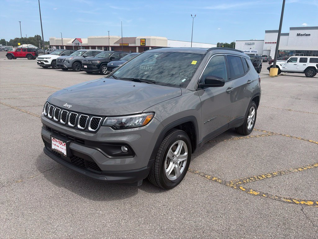 Used 2024 Jeep Compass Latitude AWD/4WD image 2