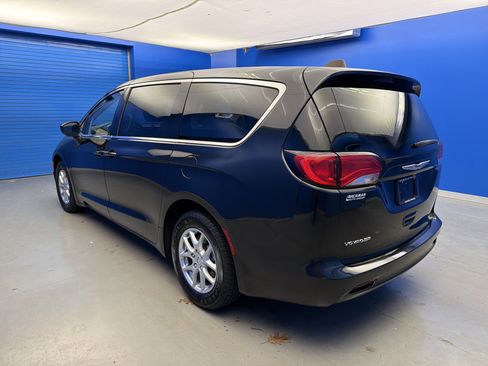 Used 2023 Chrysler Voyager LX image 5