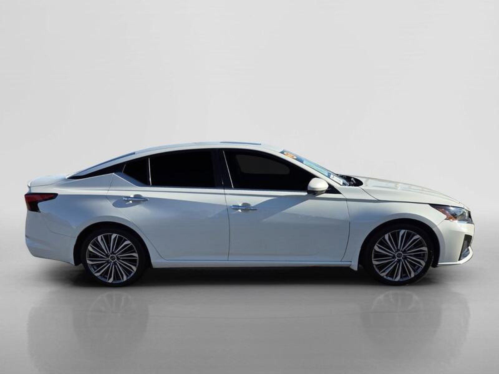 Used 2023 Nissan Altima 2.5 SL FWD image 6