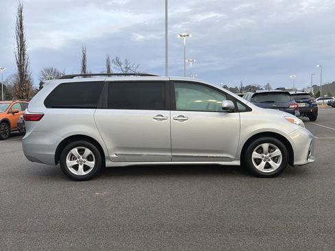 Used 2020 Toyota Sienna LE image 2