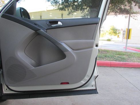 Used 2009 Volkswagen Tiguan SE image 23