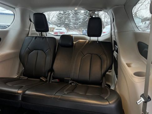 Used 2024 Chrysler Pacifica Touring-L image 35