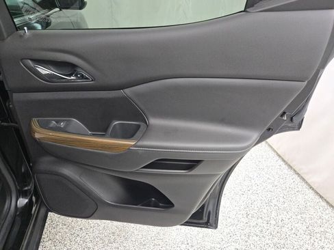 Used 2023 GMC Acadia SLE image 10