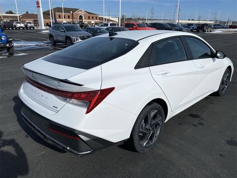 New 2025 Hyundai Elantra SEL image 8
