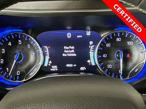 Used 2024 Chrysler Pacifica Touring-L image 2