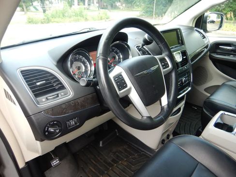 Used 2016 Chrysler Town & Country Touring w/ Driver Convenience Group FWD image 12