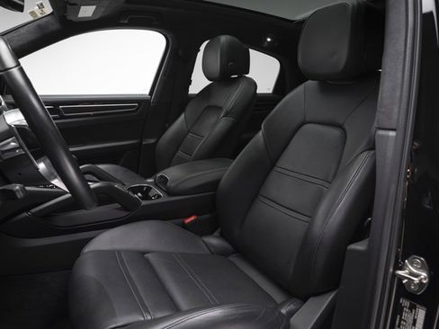 Used 2021 Porsche Cayenne GTS image 3