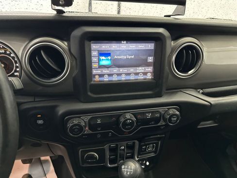 Used 2018 Jeep Wrangler Unlimited Sahara AWD/4WD image 27