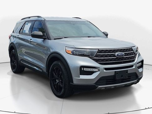Used 2022 Ford Explorer XLT w/ Equipment Group 202A AWD/4WD image 2