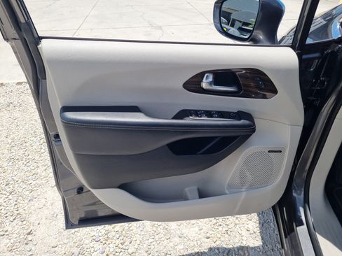 Used 2022 Chrysler Pacifica Limited AWD/4WD image 21