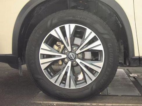 Used 2023 Nissan Rogue SV FWD image 7