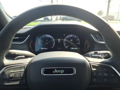 Used 2025 Jeep Grand Cherokee Laredo image 18