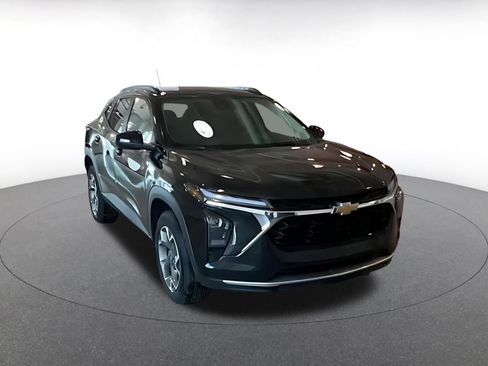 Used 2025 Chevrolet Trax LT w/ LT Convenience Package image 3