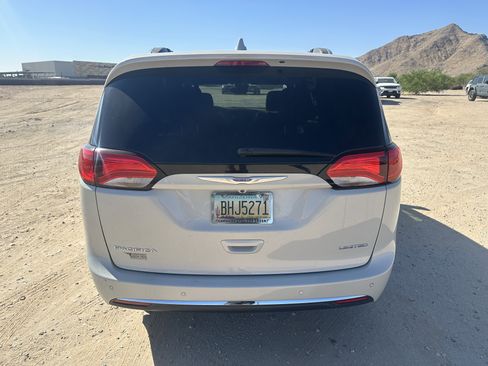 Used 2020 Chrysler Pacifica Limited w/ Advanced Safetytec Group FWD image 4