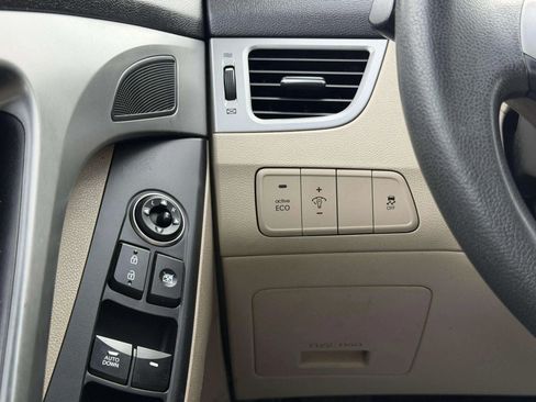 Used 2015 Hyundai Elantra SE FWD image 26