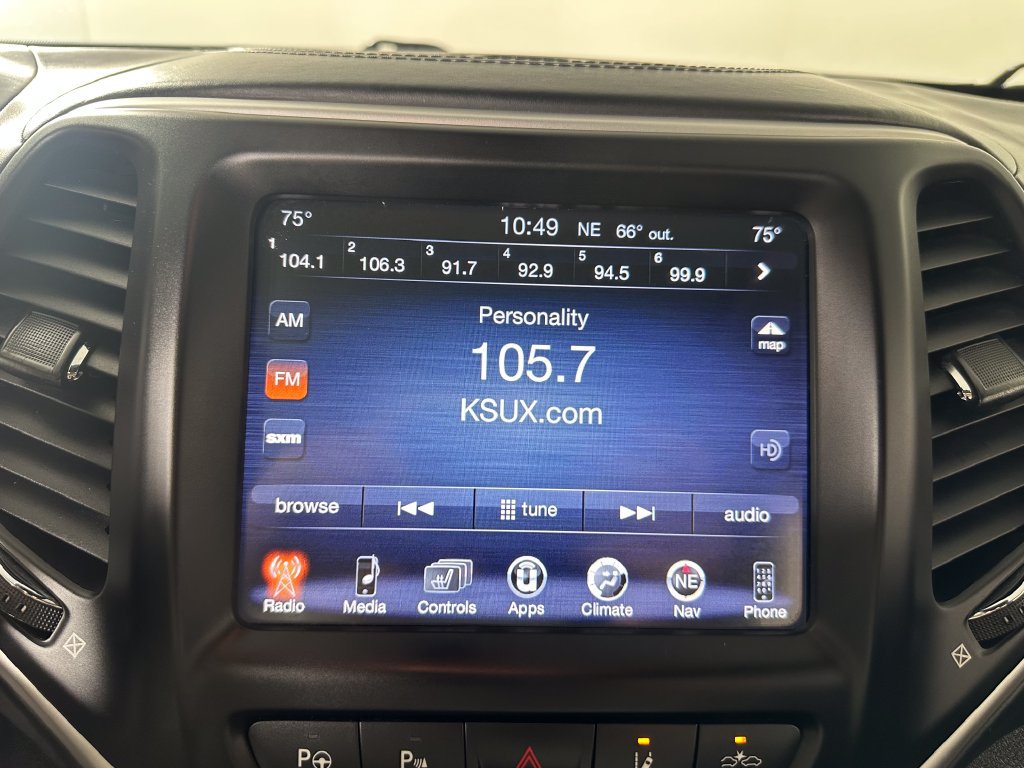 Used 2017 Jeep Cherokee Overland w/ Technology Group AWD/4WD image 28