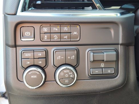 New 2026 Chevrolet Suburban Premier image 17