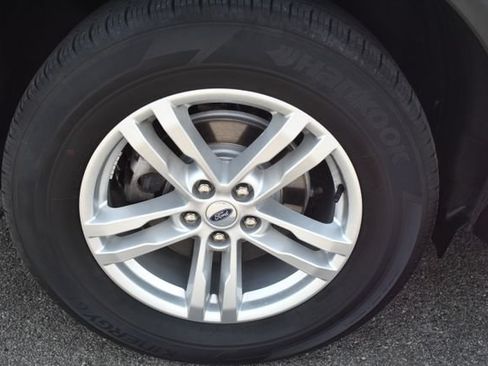Used 2023 Ford Explorer XLT AWD/4WD image 46