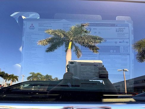 New 2025 Mitsubishi Outlander SE image 13