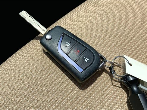 Used 2019 Toyota RAV4 LE w/ Carpet Mat Package AWD/4WD image 10