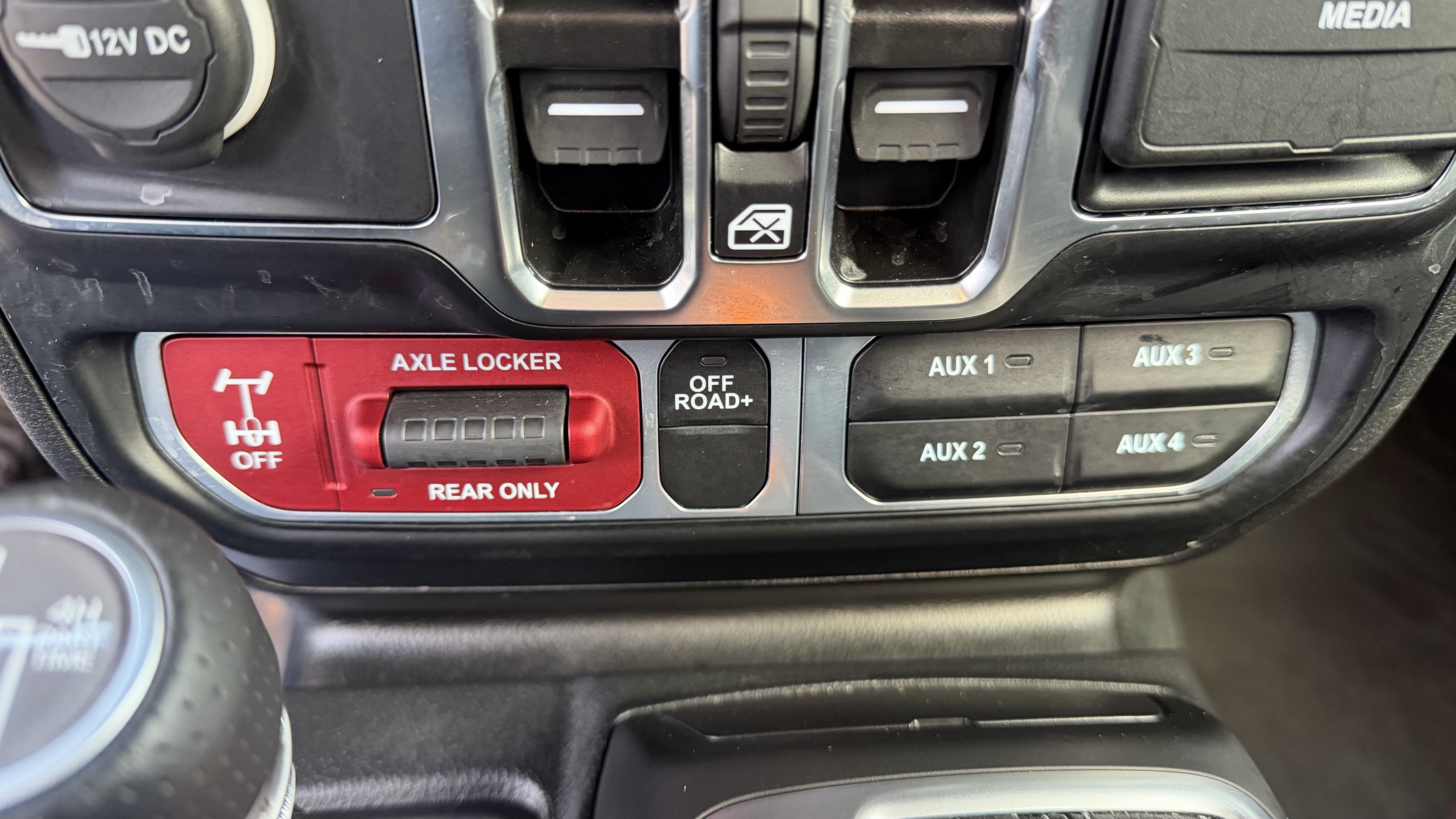 Used 2024 Jeep Gladiator Mojave AWD/4WD image 30