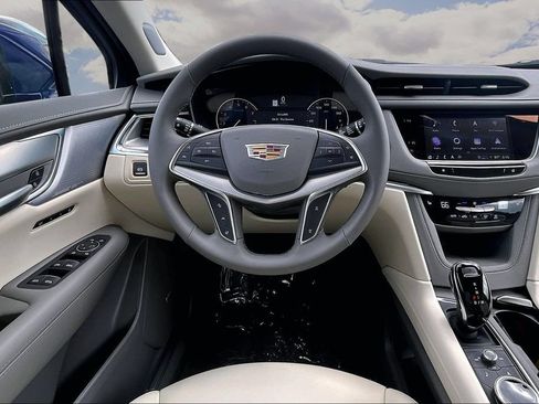 Used 2025 Cadillac XT5 Premium Luxury FWD image 8