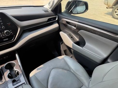 Used 2020 Toyota Highlander Limited FWD image 22