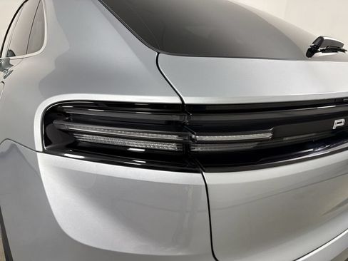 Certified 2025 Porsche Macan 4S Electric AWD/4WD image 18