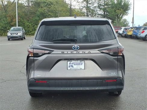 Used 2023 Toyota Sienna XLE image 5
