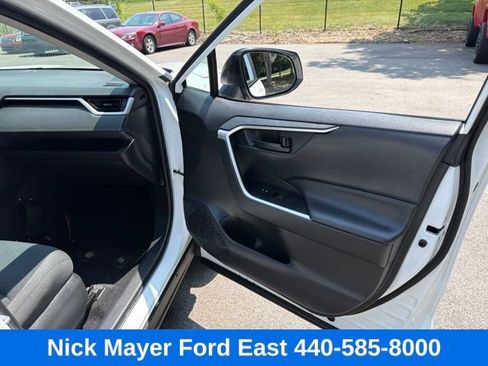 Used 2022 Toyota RAV4 LE AWD/4WD image 10