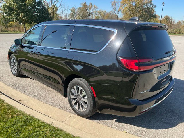 Used 2024 Chrysler Pacifica Limited FWD image 4