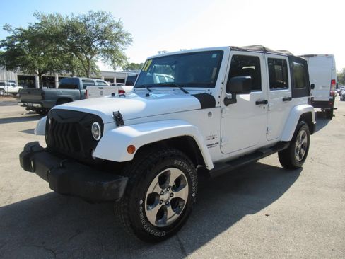 Used 2017 Jeep Wrangler Unlimited Sahara w/ Connectivity Group AWD/4WD image 3