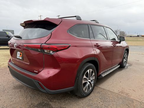 Used 2022 Toyota Highlander XLE image 3