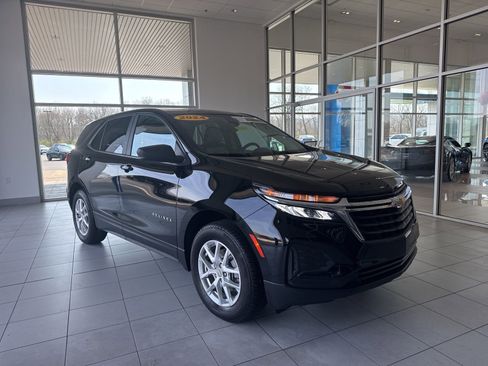 Used 2024 Chevrolet Equinox LS w/ LS Convenience Package image 3