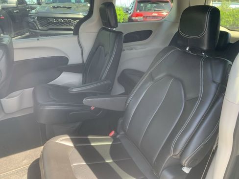 Used 2023 Chrysler Pacifica Touring-L FWD image 18