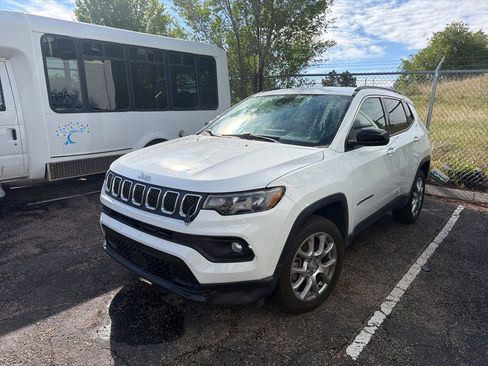 Used 2023 Jeep Compass Latitude AWD/4WD image 4