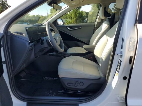 Used 2025 Kia Niro EX image 8