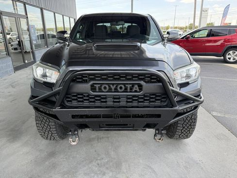 Used 2017 Toyota Tacoma TRD Sport w/ Tow Package image 2