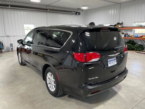 Used 2017 Chrysler Pacifica Touring FWD image 5