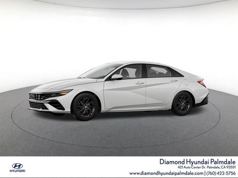 Used 2024 Hyundai Elantra SEL FWD image 2