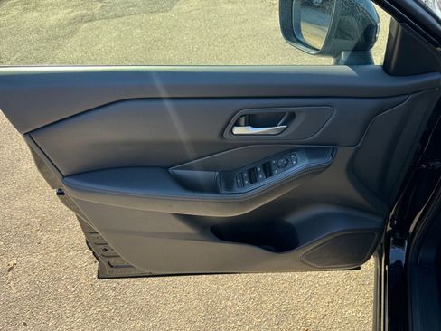 Used 2025 Nissan Rogue SV image 18