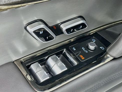 Used 2024 Land Rover Range Rover Sport SE AWD/4WD image 18