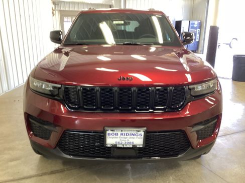 Used 2025 Jeep Grand Cherokee Altitude AWD/4WD image 9