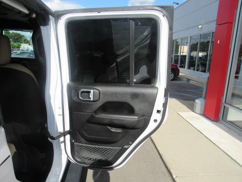 Used 2020 Jeep Gladiator Overland AWD/4WD image 12