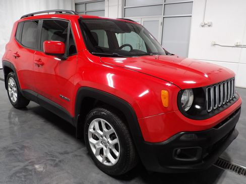 Used 2018 Jeep Renegade Latitude FWD image 2