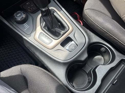 Used 2016 Jeep Cherokee Latitude w/ Cold Weather Group AWD/4WD image 28