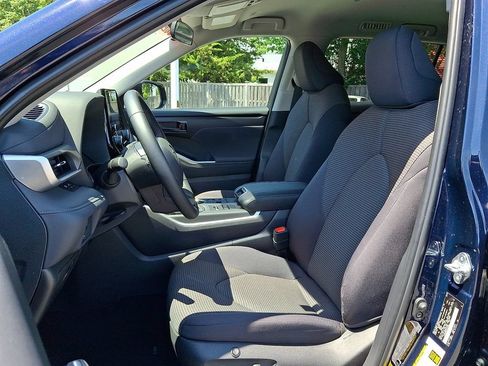Used 2025 Toyota Highlander LE AWD/4WD image 14