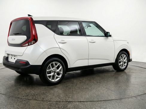 Used 2025 Kia Soul LX w/ LX Technology Package FWD image 9